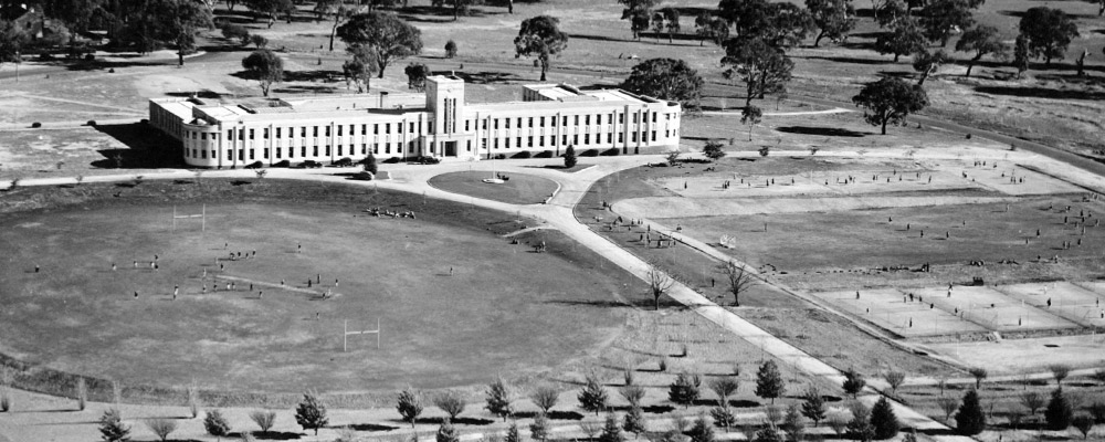 Historical aerial view from 1939, looking south that shows Childers Street as it comes off University Avenue
    and leads to a loop of lawn at the front entrance of the School of Art and Design.