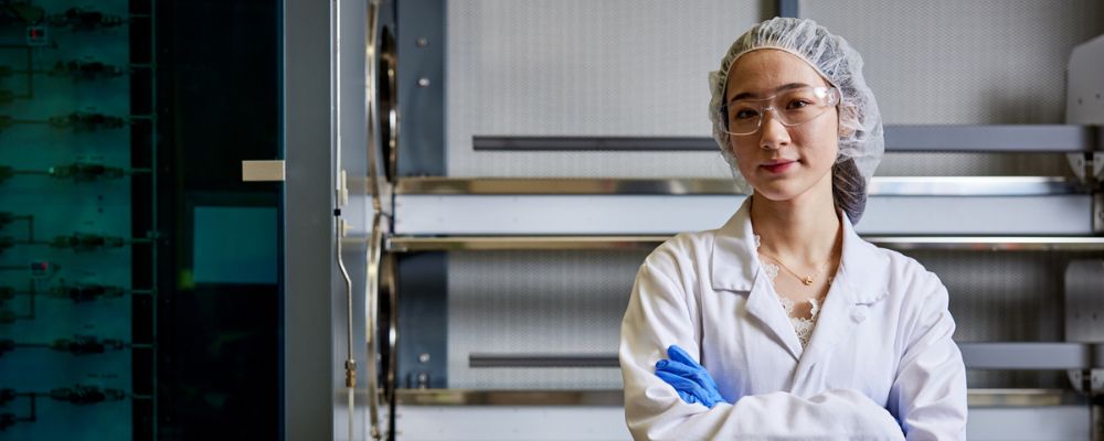 A female ANU researcher in a science lab at the Australian National University (ANU).